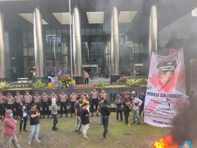 
					Mahasiswa dan Pemuda Nias Utara Ultimatum KPK Tangkap Bupati Amizaro Waruwu