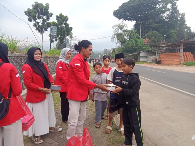
					Dies Natalis GMNI Ke 70 DPK GMNI STIA Banten Bagikan Takjil Gratis