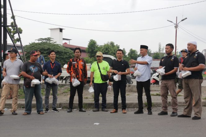 
					Forum Jurnalis Medan Tuntungan Bersama Camat dan Tokoh Pemuda Bagi-bagi Takjil