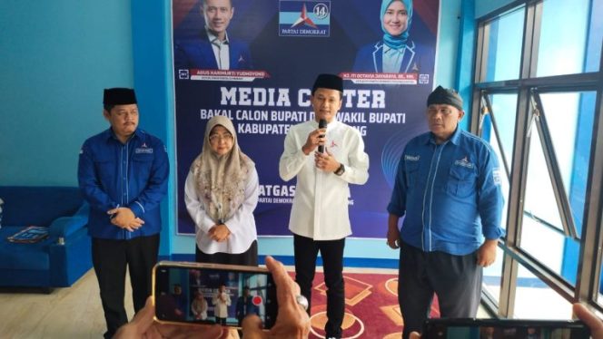 
					Iing – Dewi Beri Sinyal Maju di PILKADA !!, Datangi DPC Demokrat Bersamaan