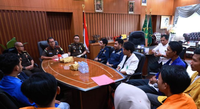 
					Datangi Kejati, BEM Banten Bersatu Desak Kejati segera Ungkap Tersangka Kasus Situ Ranca Gede