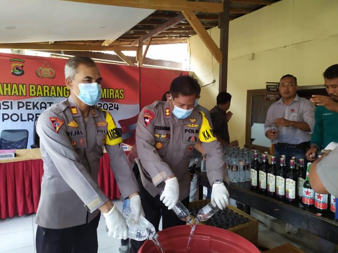 
					Pemusnahan BB Miras Operasi Pekat Rinjani 2024 Di Wilhum Polres Dompu