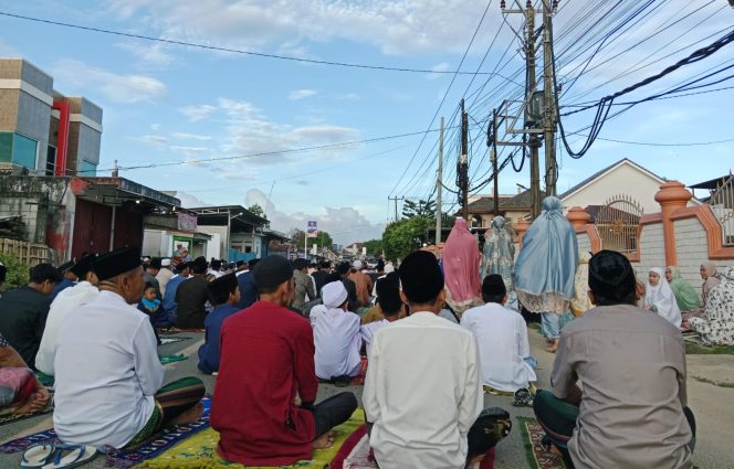 
					Membludak Jamaah Solat Idul Fitri Di Mesjid Agung Binuangeun 