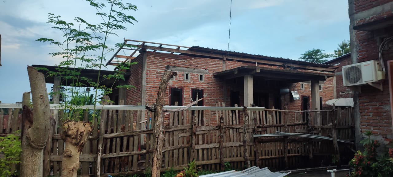 Angin Puting Beliung Terjang 1 Rumah Warga Di Desa