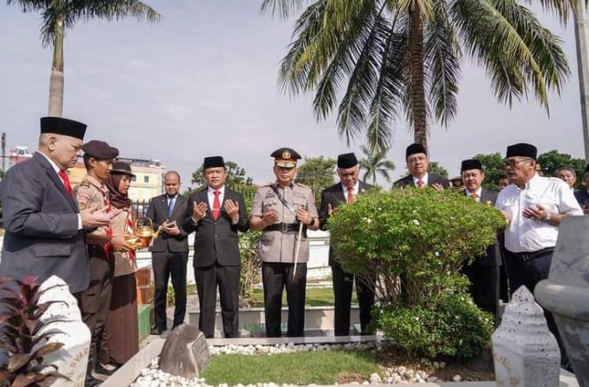 
					Ziarah Ke Makam Pemimpin Terdahulu, Pj Gubernur Sumut Hassanudin Berharap HUT Ke-76 Bawa Sumut Lebih Hebat