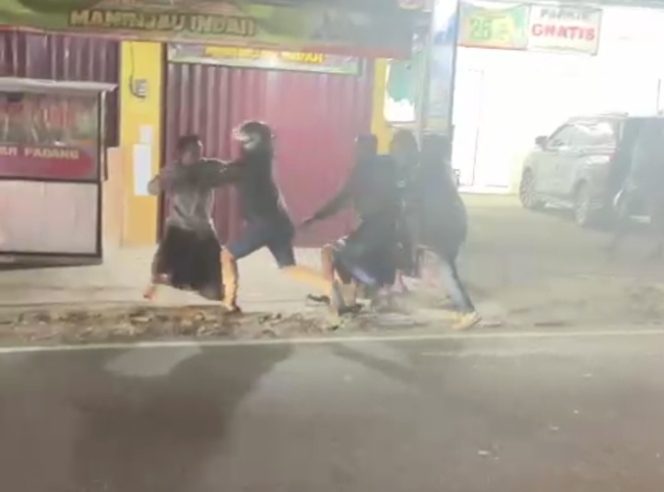 
					Oknum Bank Keliling Keroyok Ustad Dan Santri Tanpa Sebab Beberapa Ormas Geram