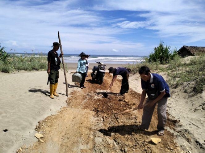 
					Paguyuban Lembaga Desa Cilangkahan Beserta Pokdarwis Gotong Royong Benahi Jalan Menuju Pantai Talanca