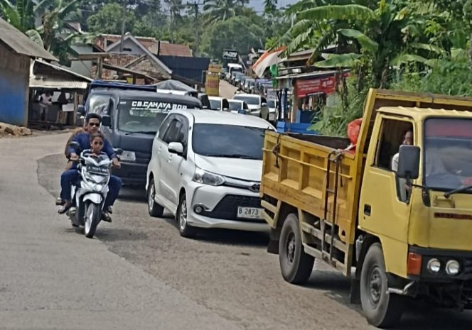 
					Lebaran Hari ke Empat, Antrean Kendaraan Mengular di Sejumlah Ruas Jalan di Kecamatan Malingping