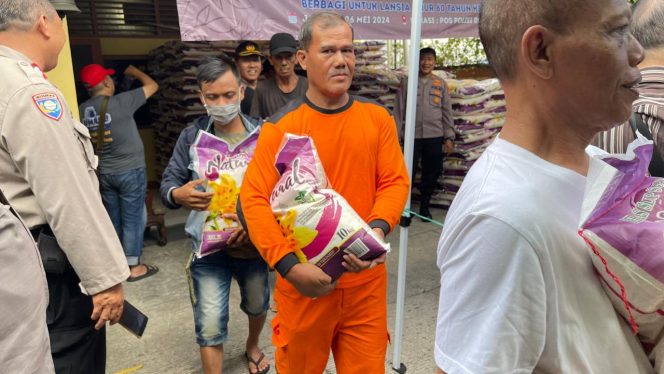 
					Peringati Hari Raya Waisak, Polsek Grogol Gelar Kegiatan Berbagi Lansia