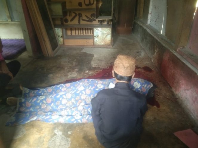 
					Seorang Pria Berlumuran Darah Diduga Tewas Dibunuh Anak Sendiri