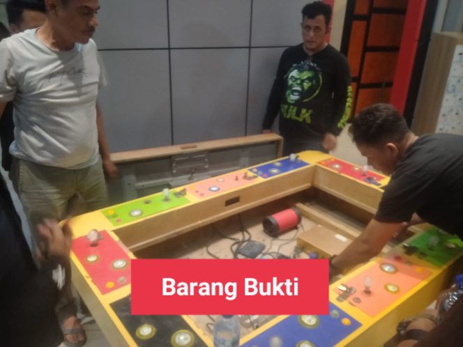 
					Tim Gabungan Polrestabes Medan Gerebek Judi Tembak Ikan Pasar 8 Tembung 