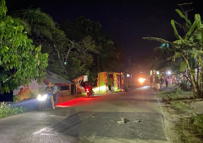 
					Tak Kunjung Di Perbaiki Jalan Amblas Mengalami Kemiringan Dan Memicu Lakalantas