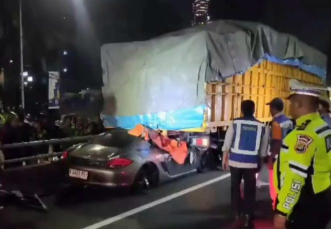 
					Seruduk Truk, Pengemudi Porche Meninggal Dunia