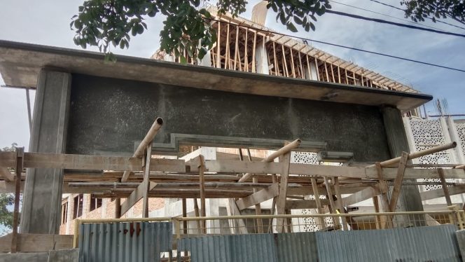 
					Jelas Tak Terpampang Plang PBG, YPI NH Diduga Berani Bangun Gedung Baru Bertingkat 