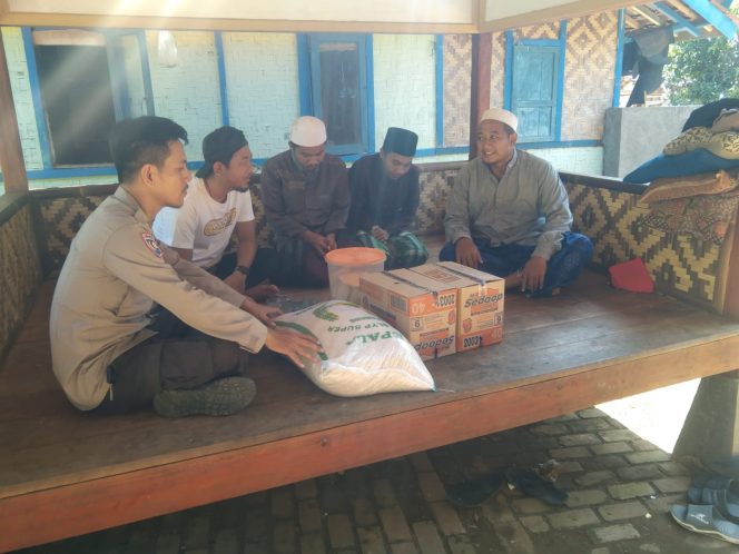 
					Polsek Malingping Polres Lebak Salurkan Bansos ke Ponpes Darul Ulum
