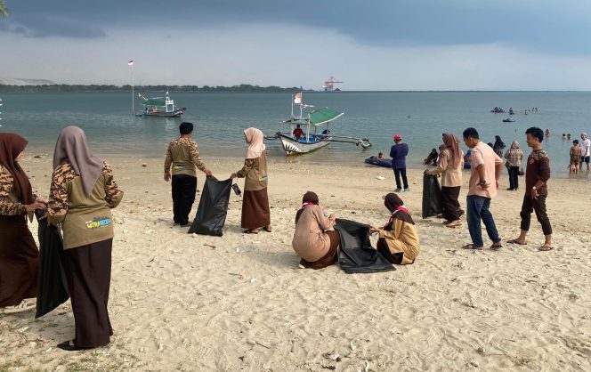 
					Jaga Kebersihan Lestari Pantai Puluhan Relawan Rela Berkorban
