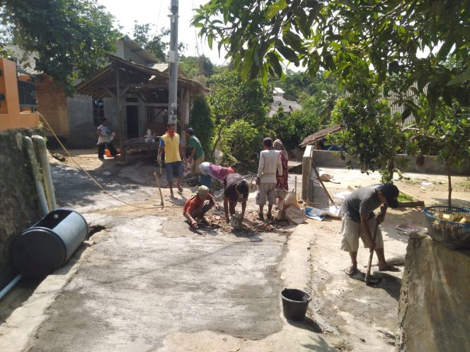 
					Warga Desa Kadu Jajar Gotong Royong Bangun Jalan Lingkungan Secara Swadaya