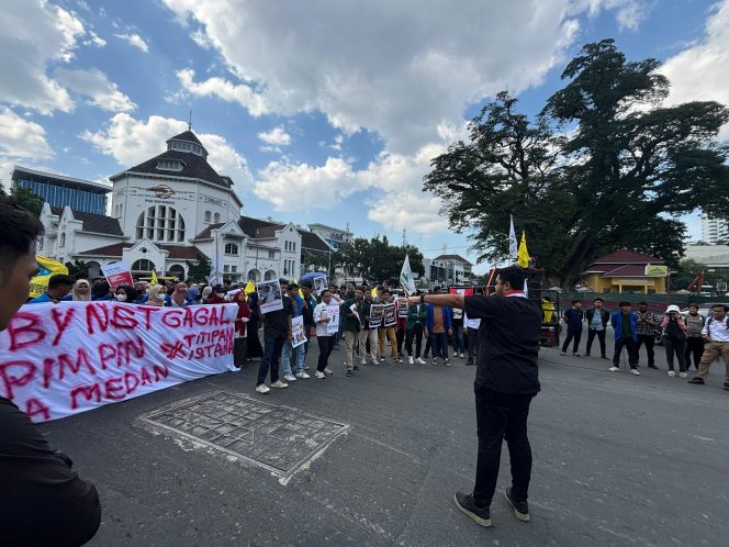 
					Bobby Nst Gagal Pimpin Kota Medan Tulisan di Kain Putih Mimbar Rakyat Cipayung Plus