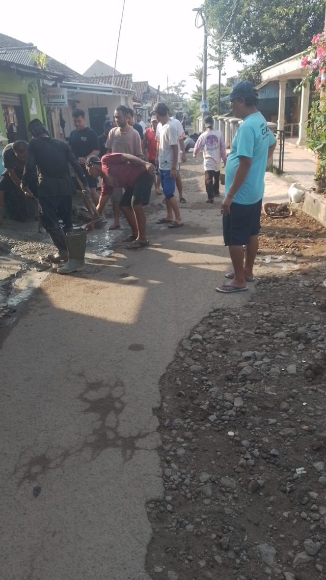 
					Jalan lingkungan Kp. Kadumerak 