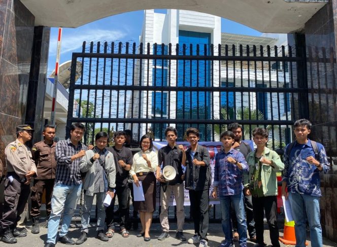 
					Gempar Aksi Di Depan Kantor Kejatisu