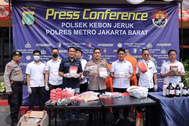 
					Ungkap 6,6 Kg Sabu dan Tembakau Sintetis, Polsek Kebon Jeruk Amankan dua Residivis