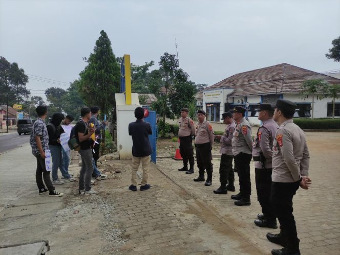 
					Tumpang Tindih Pengelolaan Jukir (JURU PARKIR) Di Kabupaten Pandeglang