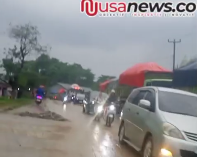 
					Jalanan licin di Desa Cemplang, Kecamatan Jawilan, Kabupaten Serang, Banten