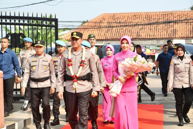 
					Penyerahan Pataka Polda Banten Warnai Upacara Welcome dan Farewell Parade Kapolda Banten