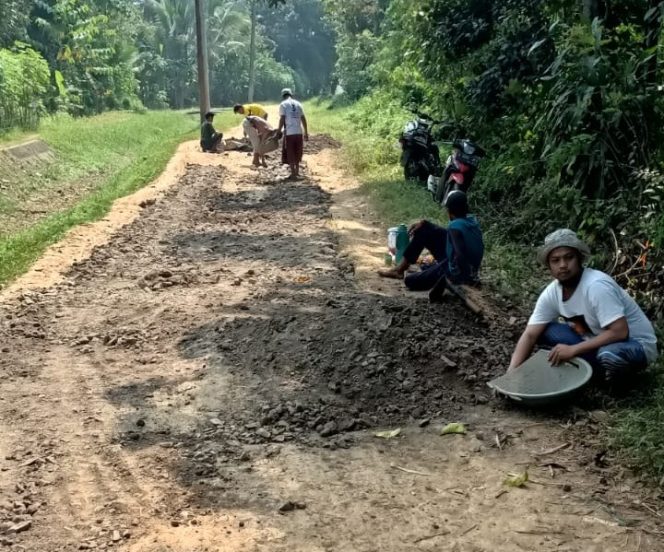 
					Masyarakat Bangun Jalan Secara Swadaya Tanpa Anggaran Pemerintah