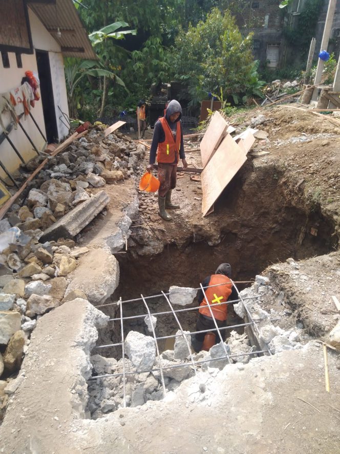 
					Proyek Rehabilitasi Irigasi D I Cilangkahan I di Duga Abaikan Kearipan Lokal