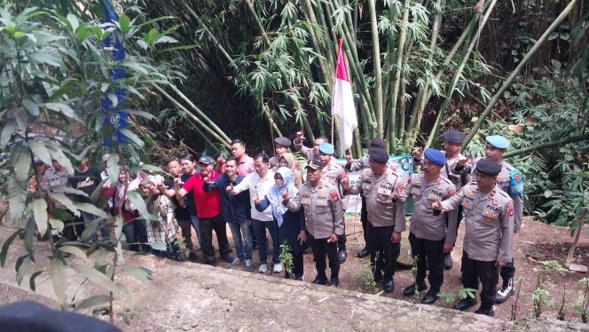
					PWI Pandeglang Gerakan Tanam Pohon dan Bersih-bersih Sumber Mata Air Ciwasiat 