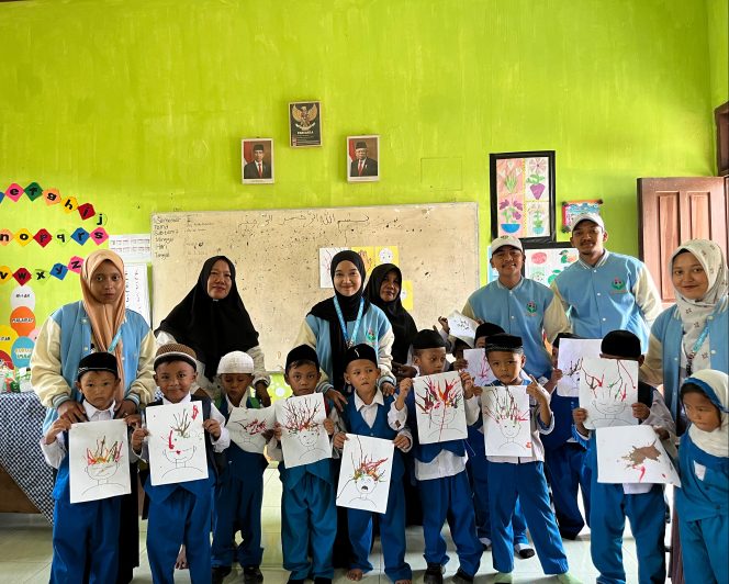 
					Cara Melukis Dengan Teknik Tiup Melalui Sedotan