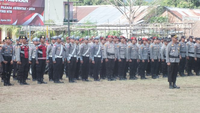 
					Kapolda NTB Irjen Pol.Drs. Raden Umar Faroq SH.M.hum bersama Kapolres Dompu AKBP Zulkarnain SIK.