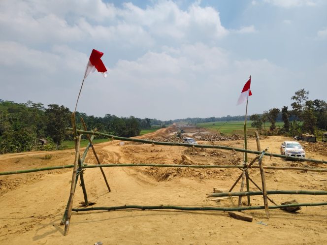 
					Puluhan Pemuda Kibarkan Bendera Dan Tutup Jalan Di Pembangunan Jalan Akibat Kecewa