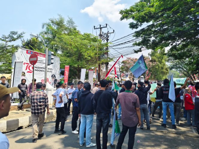 
					Organisasi Kemahasiswaan Di Pandeglang Turun Demonstrasi Dihari Pelantikan DPRD 