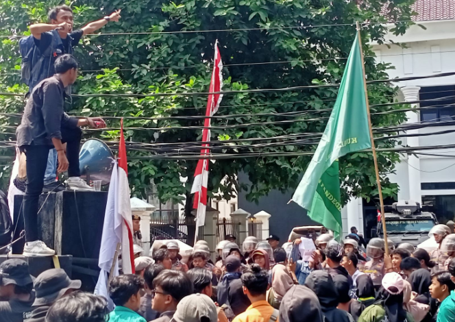 
					Aliansi Mahasiswa Untuk Reformasi (AMR) Gerudug Gedung DPRD Pandeglang