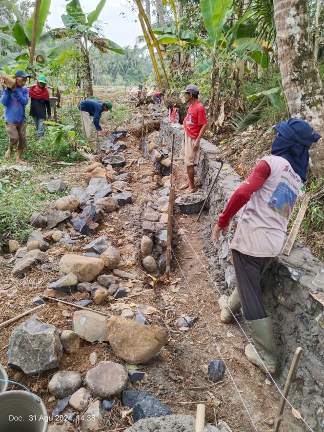 
					Proyek Pembangunan Saluran Irigasi P3-TGAI Desa Sukamanah – Jiput Menuai Sorotan