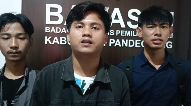 
					Aktivis Pandeglang Lapor Ke Bawaslu Pandeglang (Foto : Istimewa)