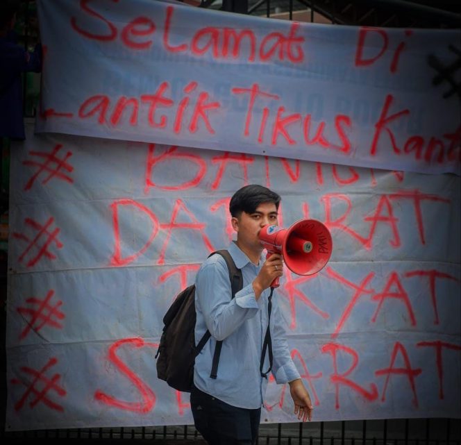 
					Aliansi BEM Banten Menggelar Aksi Di Kantor DPRD Banten Menuntut