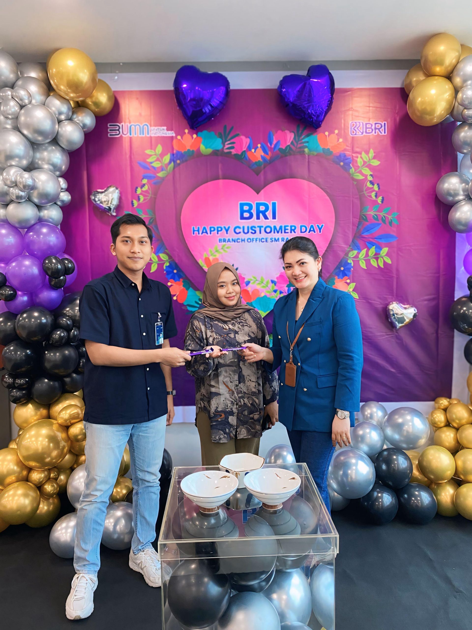 Peringati Hari Pelanggan Nasional BRI Branch Office Bagi-Bagi Cokelat