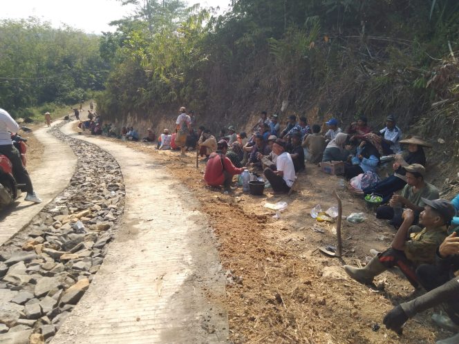 
					Warga Gotong Royong Bangun Jalan Secara Swadaya