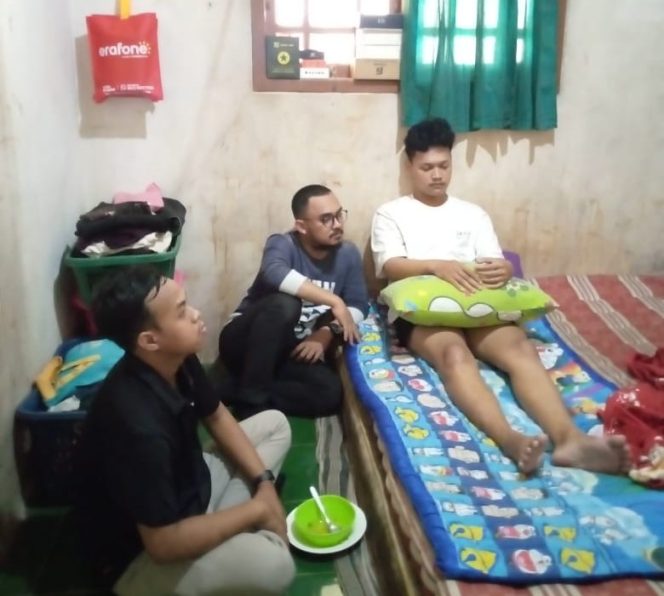
					Kondisi Korban yang mengalami linglung setelah mendapatkan perawatan di RSUD Banten selama 4 (empat) hari akibat dari penganiayaan