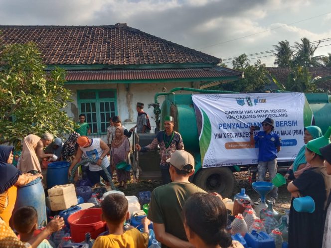 
					HMI Pandeglang Siang Malam Tanpa Batas Distribusi Air Bersih untuk Masyarakat yang dilanda Bencana Kekeringan