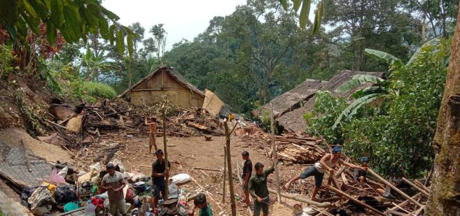 
					Gambar Rumah warga Baduy luar rusak akibat puting Beliung