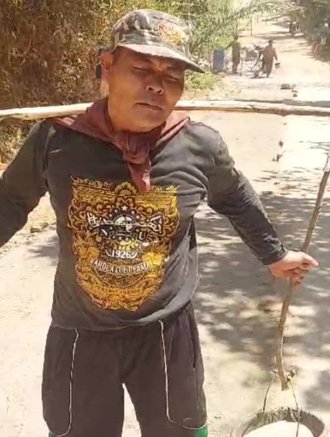 
					Potret Komandan Banser Dengan Warga Lakukan Gotong Royong perbaiki jalan