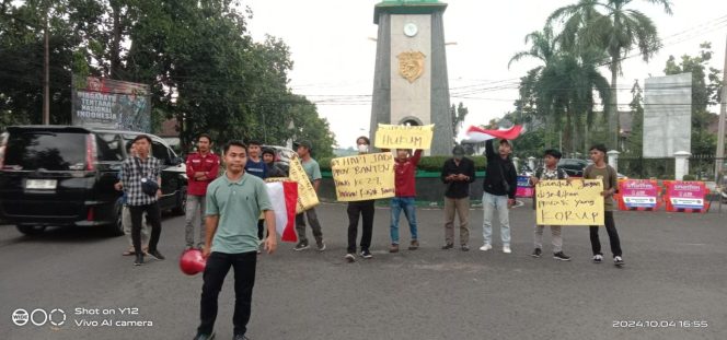 
					Aksi pemuda Dari Pergerakan Pemuda Peduli Banten Di tugu jam Pandeglang banten. (Dok: Istimewa)