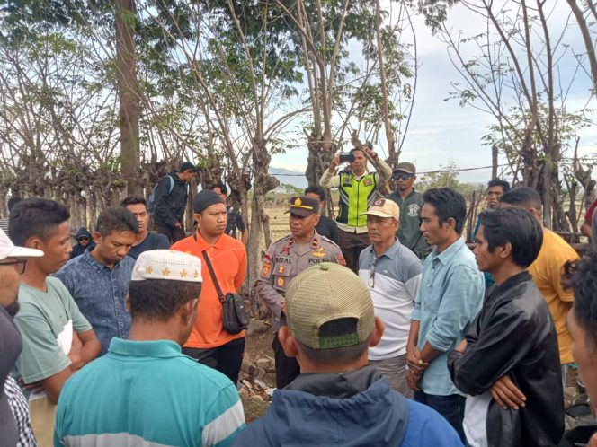 
					Kapolsek Hu,u saat memberikan arahan kepada massa aksi