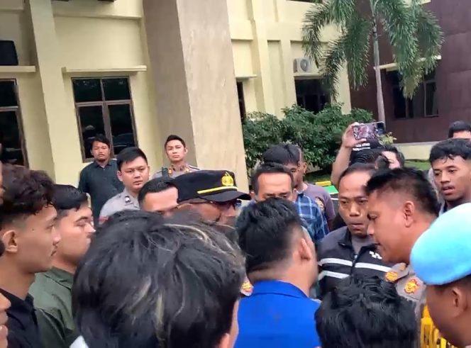 
					Para aktivis PMII saat didepan kantor polres pandeglang dengan Kapolres dan anggota kepolisian (Istimewa)
