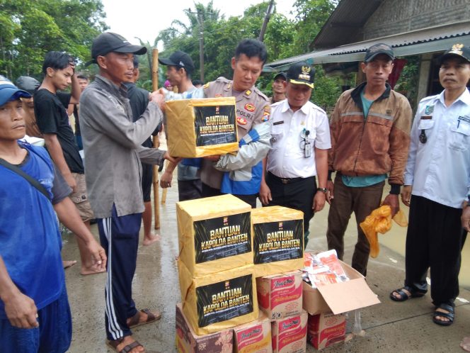 
					Polsek Panimbang Salurkan Bantuan Logistik Untuk Warga Terdampak Banjir (Foto : Polsek Panimbang)