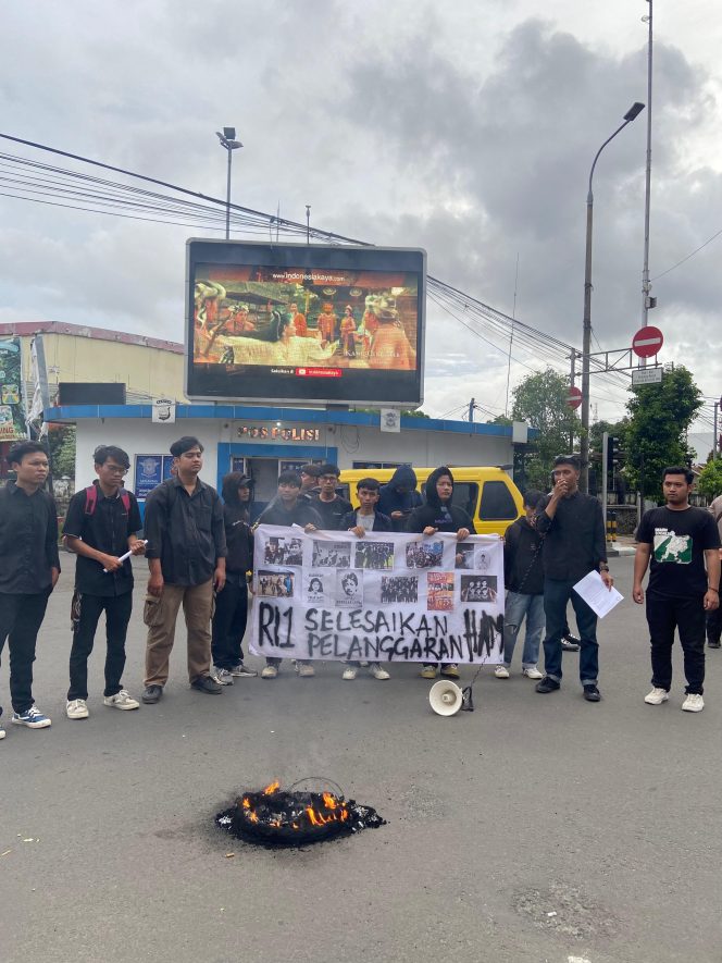 
					Red Blue Force Community Gelar Aksi Demonstrasi Menyambut Hari HAM Internasional di Serang (Foto : Mahasiswa Demo)